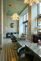 Ensemble de table et de chaises de salle à manger de restaurant d'hôtel contemporain de luxe, banc en cuir