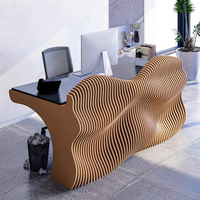 Bureau de réception élégant en marbre pour les bâtiments modernes de l'hôtel de bureau améliorant l'esthétique de l'espace pour le groupe scolaire
