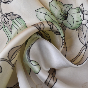 وشاح مربع للنساء من الساتان والشيفون بملمس حريري، أزرق فاتح مع طباعة زهور برتقالية، 70 سم، إكسسوار أنيق، منديل مربع - Product Image 6