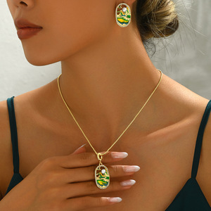 Ensemble élégant de collier et boucles d'oreilles, design montagne verte et rivière, diamant, perle, alliage de zinc, bijoux pour le bureau et la carrière - Product Image 1