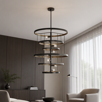 Lustre à anneaux superposés noir Cano Lighting, anneaux métalliques avec intérieur doré sur un pied vertical, luminaire de plafond moderne et industriel