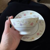 Vaisselle en céramique de luxe léger à motif floral rétro français : bols, assiettes, tasses à café avec soucoupes, assiettes à dessert et assiettes plates en porcelaine