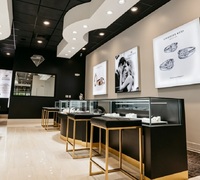 Vitrine de présentation de bijoux de luxe noire et dorée, vitrine en verre haut de gamme avec éclairage LED pour les boutiques de bijoux haut de gamme
