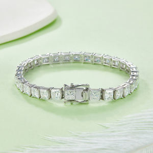 Pulsera de tenis J&C fabricada en plata S925, engastada a mano con diamantes cultivados en laboratorio de corte radiante - 0.5 ct por piedra, color D, claridad VVS - Product Image 3