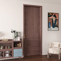 Porte en bois moderne à charnières avec insert en verre circulaire aux couleurs contrastées, porte intérieure plate en bois.