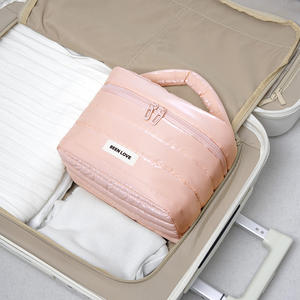 Sac cosmétique de voyage de grande capacité OEM sac essentiel en polyester écologique avec fermeture à glissière housse de rangement à la mode - Product Image 5