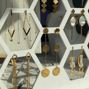 Pendientes de Aro Geométricos de Moda, Pendientes Minimalistas Hipoalergénicos Chapados en Oro de 18K para Mujer, Estilo Boho, Ideales para Regalo - Product Image 1