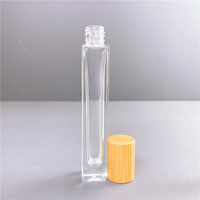 Flacon en verre épais de 10 ml avec bouchon en bambou et rouleau en acier métallique pour huiles essentielles