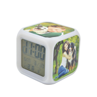 Réveil numérique minimaliste à quatre carrés colorés, horloge de table électronique lumineuse à changement de couleur LED avec calendriers créatifs