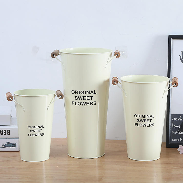 ถังด้ามจับไม้สีเบจ