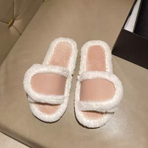 Produits en gros, pantoufles plates à semelle en PVC, doublure en flanelle, pantoufles tendance pour femmes avec stock en gros - Product Image 3