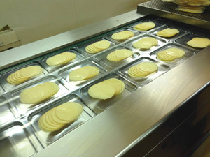 Machine <span class=keywords><strong>de</strong></span> thermoformage <span class=keywords><strong>de</strong></span> fromage en <span class=keywords><strong>tranches</strong></span> Machines d'emballage sous vide automatiques <span class=keywords><strong>Film</strong></span> rigide, Kit Para Empaquetar Queso 320 420 520 - Product Image 3