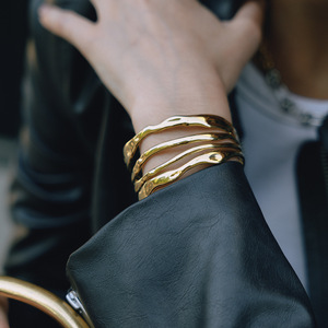กำไลข้อมือสแตนเลสสตีลชุบทอง 18K สี่ชั้น ดีไซน์โปร่งลายเรียบง่าย เครื่องประดับแฟชั่นสำหรับทุกเพศ - Product Image 4