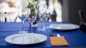 Nappe <span class=keywords><strong>de</strong></span> Table Non Tissée Perforée PP Nappe <span class=keywords><strong>de</strong></span> Chemin Non Tissée Couverture <span class=keywords><strong>de</strong></span> Table à Manger Jetable pour Banquet - Product Image 4