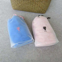 Grand sac à cordon en plastique PE givré personnalisé pour vêtements poly sac transparent pour emballage cadeau