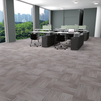Moderne Büro-Teppichfliesen Geometrisches Muster Modulare Bodenbeläge 50x50cm Hotel Gewerbe
