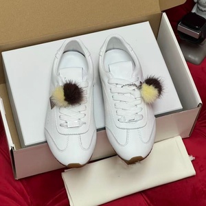 Nouvelles chaussures de sport et décontractées en cuir véritable de marque de créateur, à enfiler et à lacets, avec semelle épaisse et amortissante, pour hommes et femmes, en vert - Product Image 1