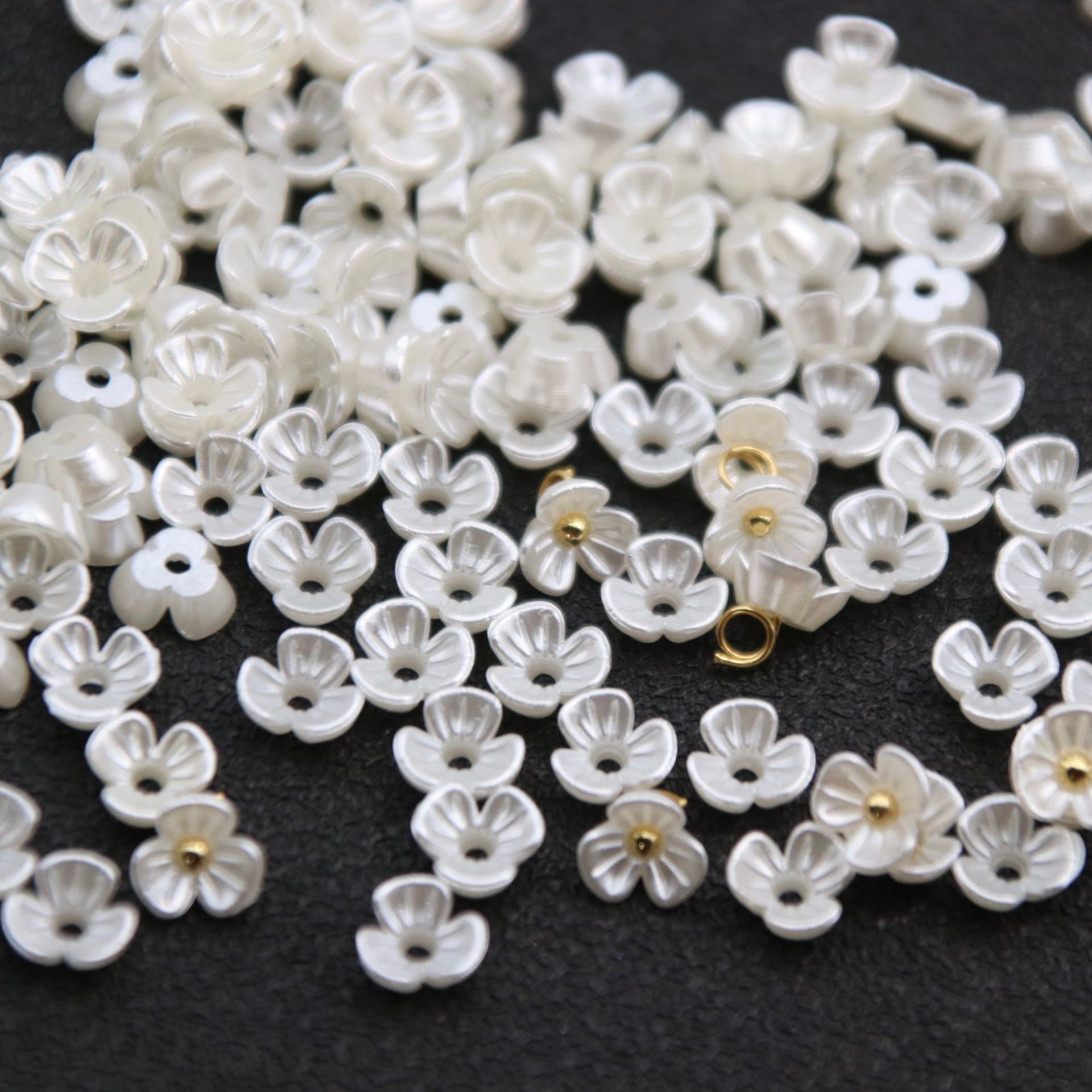 Fleur à trois pétales, d'environ 5 mm de diamètre