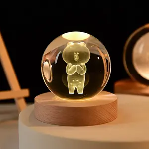 Lampe de table OEM en forme d'étoile en cristal sculpté en 3D Système solaire Boule de cristal personnalisée en 3D avec éclairage LED Base en bois