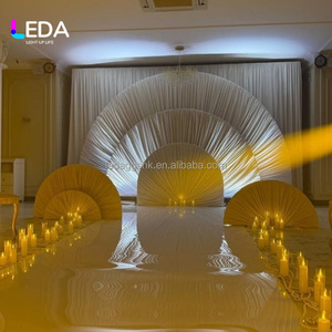 Arche de mariage LEDA de luxe en métal avec tissu plissé, toile de fond argentée/satinée personnalisée pour scène de mariage, cadre de fond pour mariage en extérieur - Product Image 4