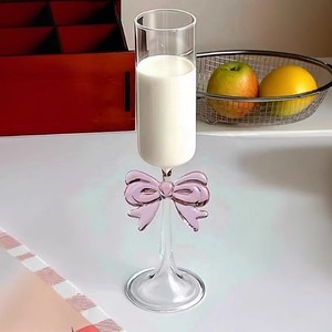 <span class=keywords><strong>Verre</strong></span> <span class=keywords><strong>à</strong></span> <span class=keywords><strong>pied</strong></span> en <span class=keywords><strong>verre</strong></span> borosilicate transparent de style mignon avec nœud papillon pour cocktails et <span class=keywords><strong>vin</strong></span> rouge - Product Image 1