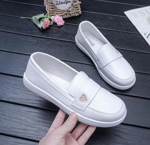รองเท้าทํางานลําลองสตรีพื้นนุ่มสีขาวระบายอากาศได้สบายและไม่ลื่น พื้นเรียบ ขายส่งรองเท้าเดี่ยวตามฤดูกาล - Product Image 2