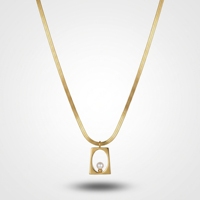 Collier pendentif QIAOREN 13807 en chaîne serpent fine et plate à chevrons avec breloque carrée creuse arrondie et une seule perle blanche