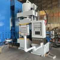 Presse de vulcanisation automatique à colonne pour la production de plaquettes de frein et de pièces automobiles, et la fabrication de pièces en caoutchouc