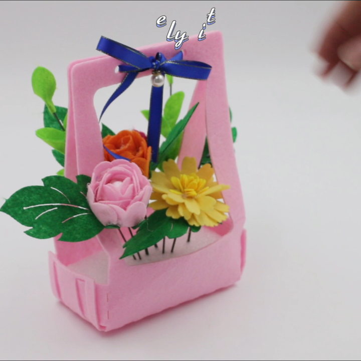 Bloemen Rode Mooie Achtergrond De Samenstelling Van De Bloem Prentbriefkaar Met Rode Bloemen Van Madeliefjes Op Een Rozerode Image97451598
