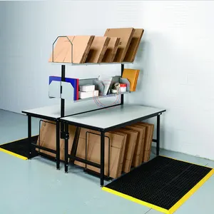 Mesa de trabalho para embalagem em armazém com prateleiras de armazenamento