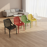 Chaises d'extérieur en polypropylène ajourées multicolores empilables pour patio et jardin, vente en gros