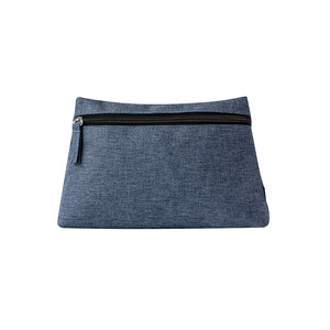 Pochette pratique en tissu recyclé conçue pour les voyages, le rangement quotidien des petits objets, les accessoires de maquillage et le transport décontracté, offrant une texture douce. - Product Image 1