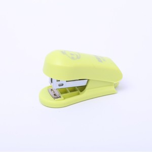 Mini grapadora para estudiantes, diseño de animales adorables, plástico, manual, 23/15 grapas, tamaño pequeño portátil con opciones de colores. - Product Image 3