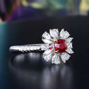 Anillo Halo con Rubí de Mozambique Sin Calentar, Oro Blanco de 18K con 28 Diamantes de 0.44ct, Gema Central de 0.58ct, Joyería Elegante para Mujer - Product Image 3