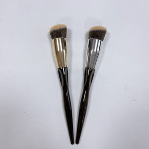 Nouvelle tendance : 1 pinceau de maquillage rotatif en plastique ABS rouge et rose, entièrement orné de strass, ensemble de pinceaux de maquillage brillant et glamour avec sac - Product Image 3