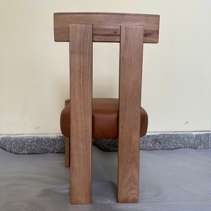 Silla de Comedor Tradicional con Estructura de Madera Maciza, Tapizada en Cuero Artificial Marrón, Respaldo Geométrico, para Oficina en Casa y Muebles para el Hogar - Product Image 4