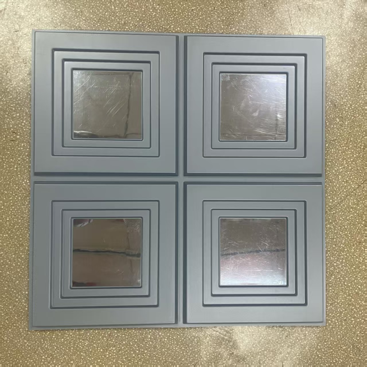 gris avec miroir