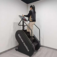 Appareil de cardio-training motorisé Stepmill avec grand écran carré pour l'entraînement des fessiers et la remise en forme