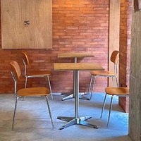 Tables et chaises de café de style nordique pour les magasins de thé au lait Internet Celebrity Snack Bars fabriqués à la main à partir de fer Art Ocean Board Wood