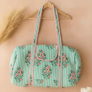 Bolsa de Viaje de Fin de Semana Vintage de Lujo, Diseño Floral Acolchado con Rayas Verde Claro, Patchwork Verde Oscuro Vibrante, Toque Artesanal Informal - Product Image 1