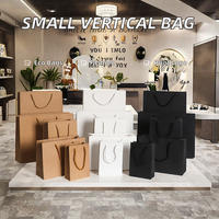 Petit sac vertical en carton blanc/noir 13*19*6cm, recyclable, sérigraphié, verni, promotionnel, avec poignée