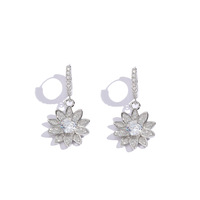 Clips d'oreilles fleuris en gros, zircon glacé et laiton argenté/doré, cadeau pour femme, boucles d'oreilles tendance