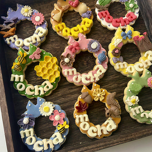 Emporte-pièces réutilisables <span class=keywords><strong>en</strong></span> forme <span class=keywords><strong>de</strong></span> <span class=keywords><strong>couronne</strong></span> festive pour la pâtisserie, fabriqués <span class=keywords><strong>en</strong></span> matériaux durables pour <span class=keywords><strong>de</strong></span> nombreuses saisons <span class=keywords><strong>de</strong></span> plaisir <span class=keywords><strong>de</strong></span> Noël - Product Image 1