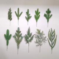 Vente en gros de branches de pin artificielles en plastique style multiple plantes vertes aiguilles de pin artificielles Noël pour la décoration de la maison
