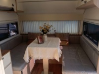 Caravane de voyage moderne et légère personnalisée pour 4 personnes, châssis AL-KO, construction en aluminium - Caravane RV OEM pour le marché mondial