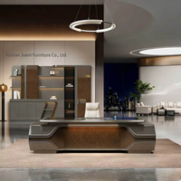 Bureau de direction/ordinateur de haute qualité et luxueux, poste de travail exécutif raffiné et minimaliste.