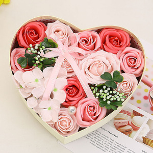 Sapone Artigianale <span class=keywords><strong>Rosa</strong></span> <span class=keywords><strong>e</strong></span> Rosso a Forma di Cuore, con Set in Confezione Regalo Floreale Regalo ideale per la Festa della Mamma o San Valentino. - Product Image 3
