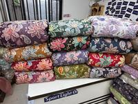Tissu de soie imprimé doux et de qualité supérieure pour les créateurs de mode, couleurs vibrantes, texture lisse et parfait pour les projets de robes personnalisées