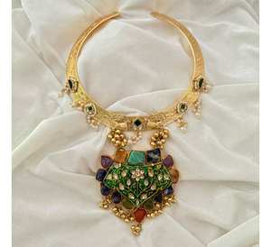 Hermoso conjunto de Ropa Étnica tradicional Nueva colección Hasli Collar Chokar Acabado suave Pendientes de perlas Vintage Diferentes colores - Product Image 2