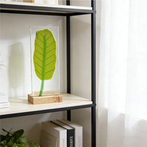 Ornement en verre fusionné artisanal, sculpture en verre faite à la main avec base en bois pour la maison ou comme cadeau - Product Image 2